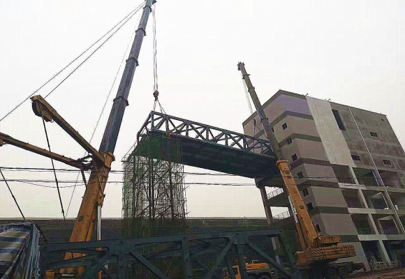 500T超起果园港廊桥吊装工程