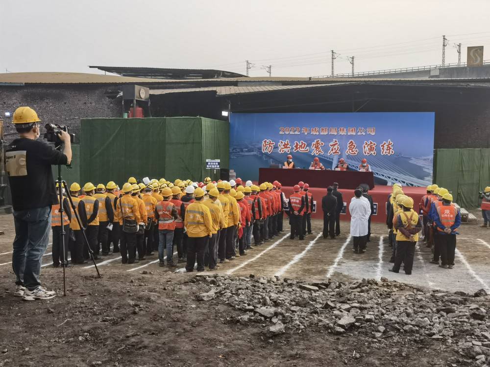 重庆工务段重庆西环到线 K1+795 洗煤厂中 桥梁体吊装项目