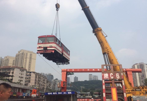 中铁二十四局凤鸣山吊火车头